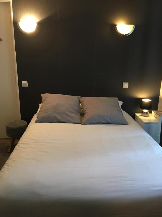 Le Grillon Hotel Pontorson Eksteriør billede