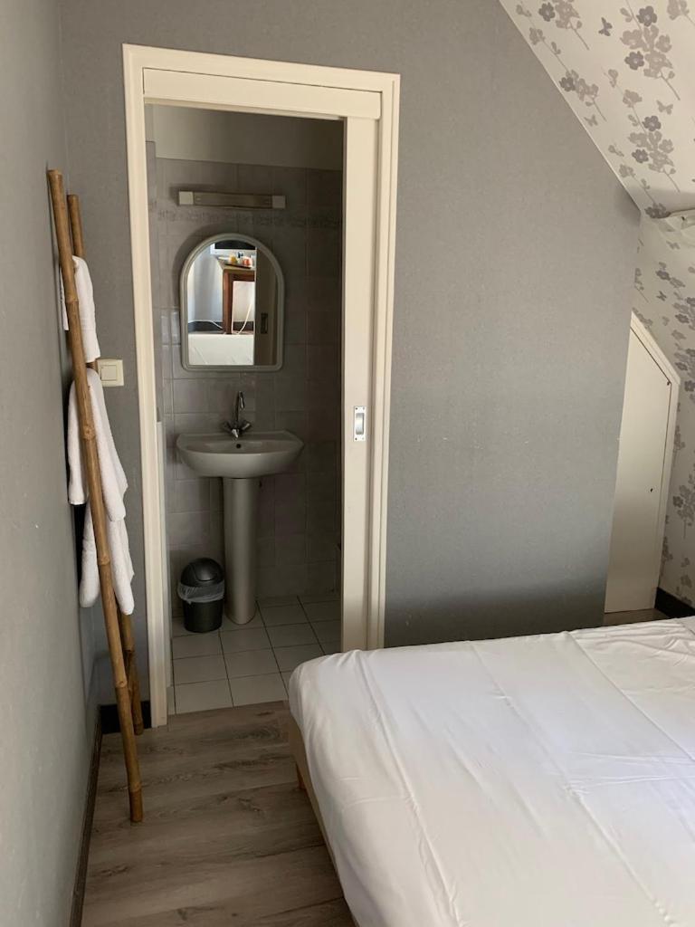 Le Grillon Hotel Pontorson Eksteriør billede
