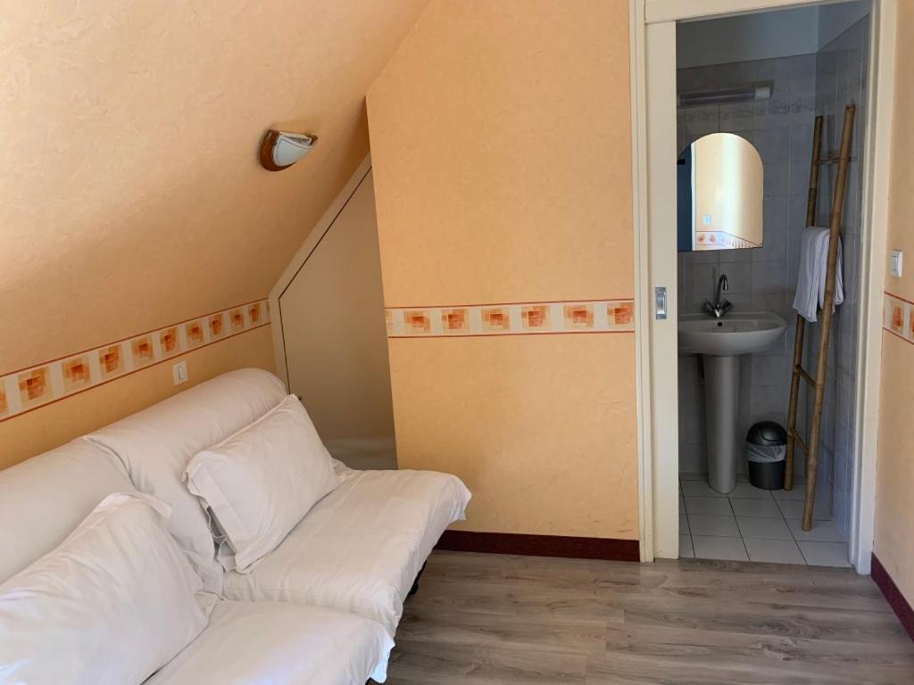 Le Grillon Hotel Pontorson Eksteriør billede